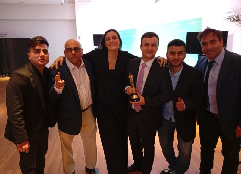El equipo de Real Politik subió al escenario para recibir su galardón y agradecer el reconocimiento.
