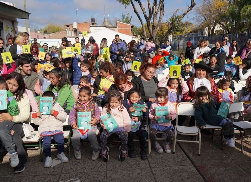 La intendenta Karina Menéndez y Gustavo Menéndez encabezaron la segunda entrega de libros para jardines de infantes en el marco del programa municipal “Un libro, una llave”.