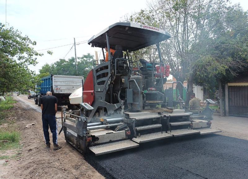 A través de la Secretaría de Obras y Servicios se lleva a cabo la pavimentación asfáltica en las calles Puerto Príncipe y Croacia, del barrio Urquiza.