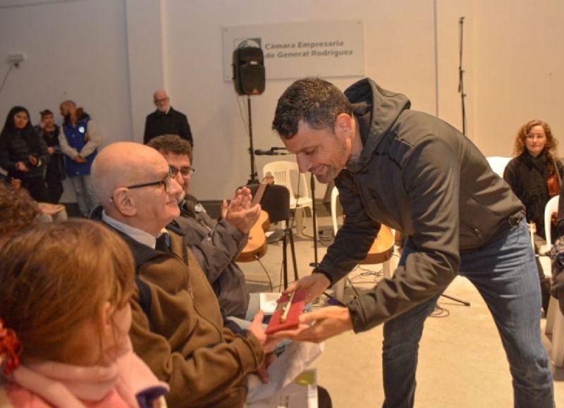 El intendente Mauro García distinguió en la Cámara Empresaria al reconocido director de orquesta local Juan Carlos Clavero, en el marco de una iniciativa organizada junto Graciela "Chela" Malvino y Nestor Merino.