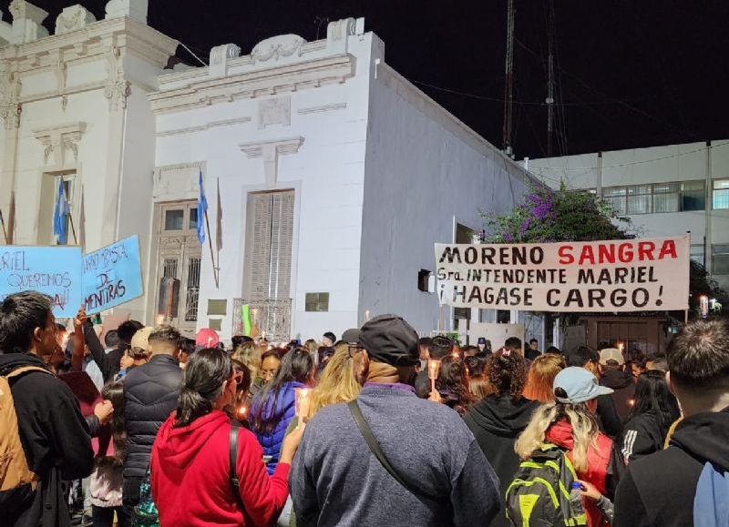 La ciudad de Moreno se vio reflejada durante la noche de este viernes por una ola de vecinos que llegaban a ocupar apróximadamente 8 cuadras de los alrededores de la Municipalidad.