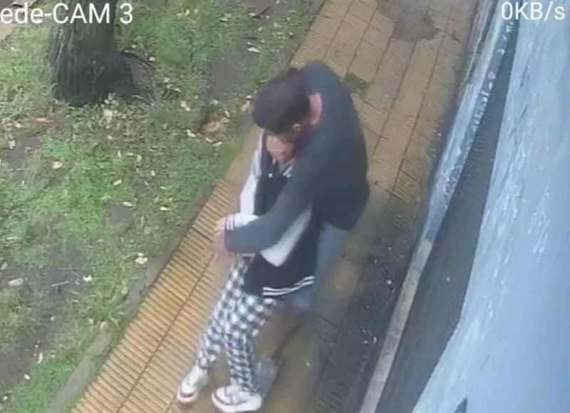 A la salida de un colegio en Finocchietto y Delleva, una niña fue sorprendida por un delincuente quien, bajo amenaza, le robó el teléfono celular