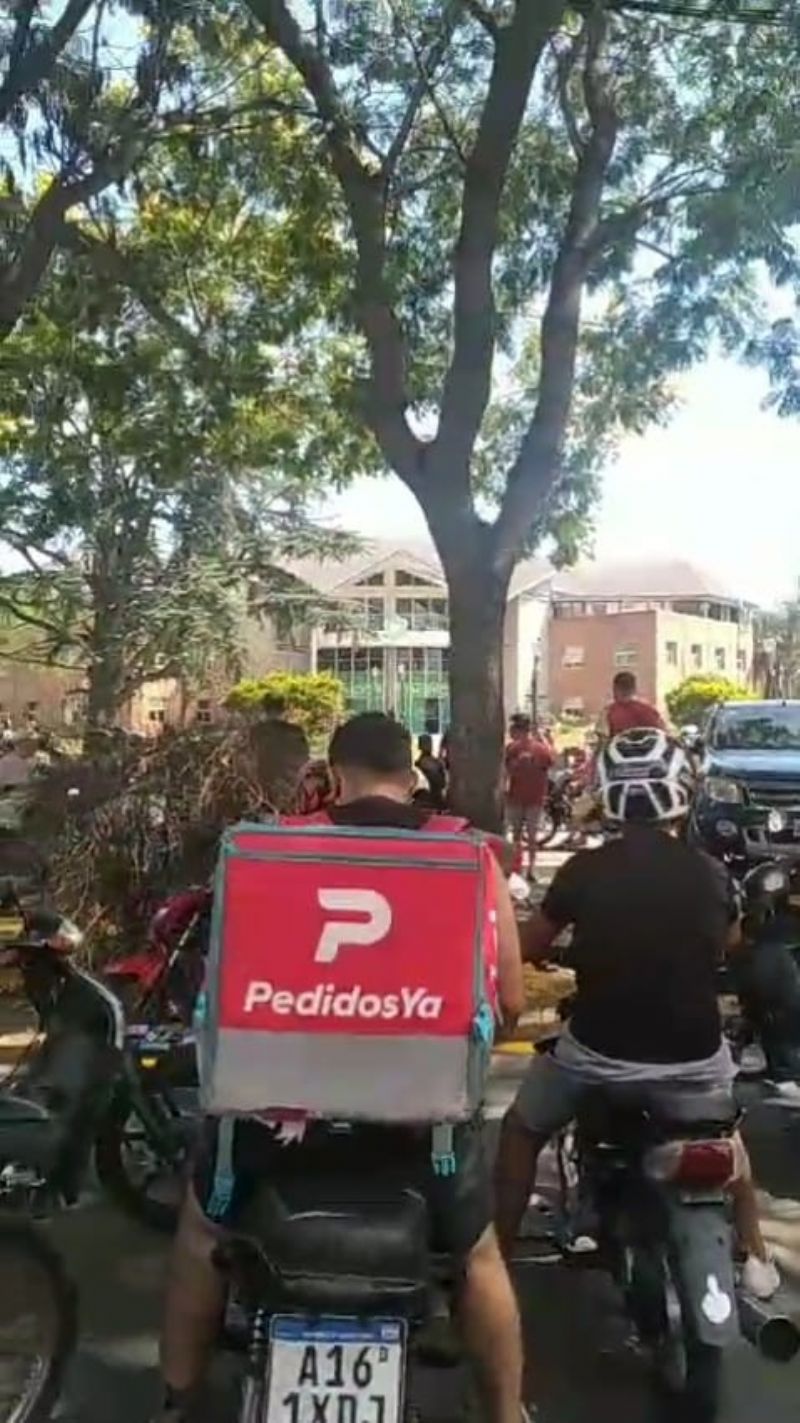 Cansados de los habituales robos, repartidores se manifestaron frente a la Municipalidad de Hurlingham para exigir medidas de seguridad