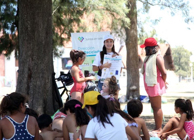 El taller fue al aire libre y se habló sobre separación de residuos y buenas prácticas ambientales.