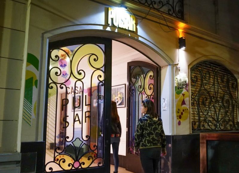 En la zona de 58 entre 5 y 6 reabre sus puertas Casa Pulsar, para recibir a los artistas y a su público.