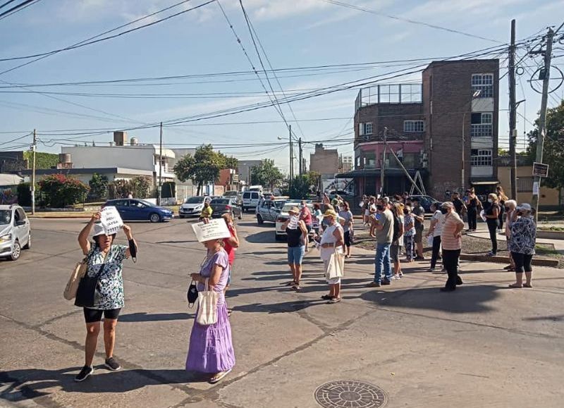 La escasez de agua, que afecta a la zona centro de Moreno, se viene agravando a partir de los permisos municipales para construir edificios más allá de los 15 metros.