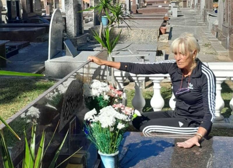 La conductora de Nuevo País, Mercedes Landa, visitando el cementerio en dónde se encuentran los restos de Carlos Menem.