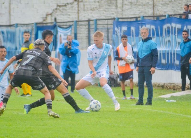 El “Gasolero” no aprovechó las chances que tuvo y el "Candombero" lo asfixió con una ráfaga de goles.