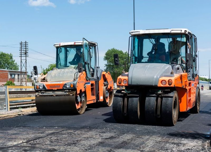 El proyecto cuenta con una intervención integral de calzada, que implica la demolición del pavimento existente y la eliminación de los baches sobre las losas, para posteriormente ejecutar el hormigonado.