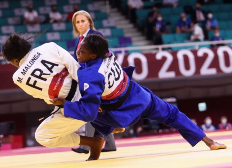 Kaliema Antomarchi de Cuba en su combate de cuartos de final contra Madeleine Malogan de Francia en la categoría de 78 kilogramos