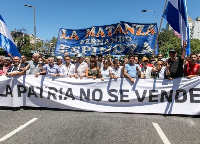 Fernando Espinoza participó de la masiva convocatoria contra las medidas del Gobierno nacional.