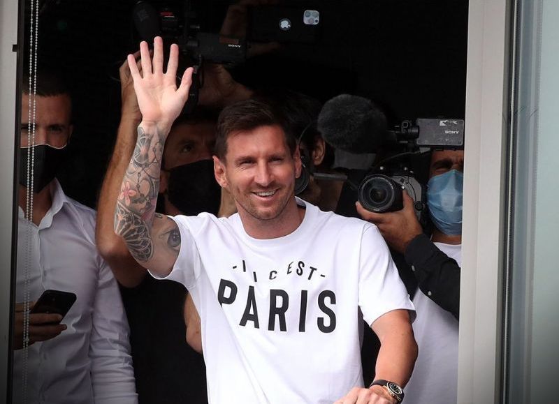 Lionel Messi saludando a los fánaticos que lo esperaban en su llegada a Francia.