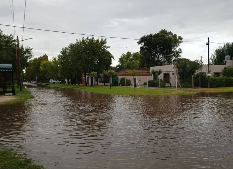 El temporal afectó duramente a la zona, causando el anegamiento de calles y dejando a gran parte de la población sin servicio eléctrico.