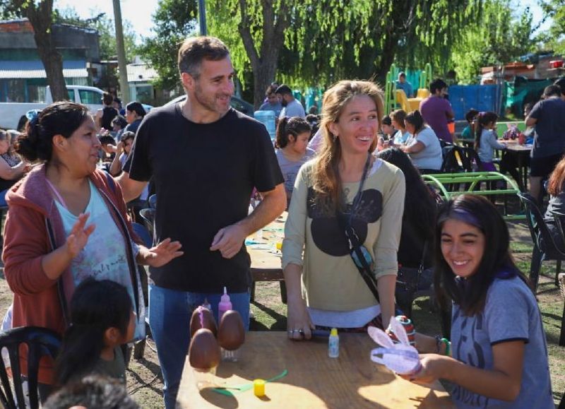 La Municipalidad de Pilar abrió un nuevo espacio para que los niños armen sus huevos de pascuas.