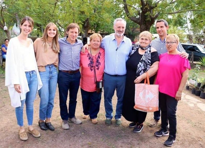 El intendente Jaime Méndez y Joaquín De la Torre, visitaron una feria de emprendedores locales.