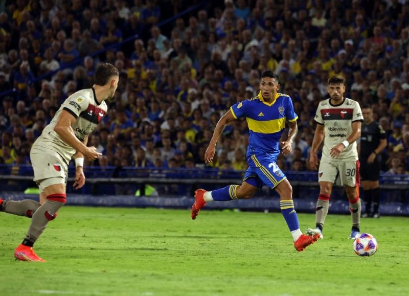 El Xeneize, con formación alternativa, cayó por 2-1 frente al Sabalero, en condición de local, por la décima fecha de la Liga Profesional. El futuro DT estuvo en un palco: se espera que asuma este lunes.