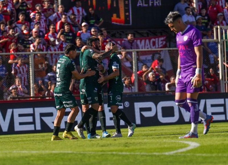 El Verde se aprovechó del mal momento del Tatengue y lo derrotó 2-0 en Santa Fe gracias al doblete de Javier Toledo.