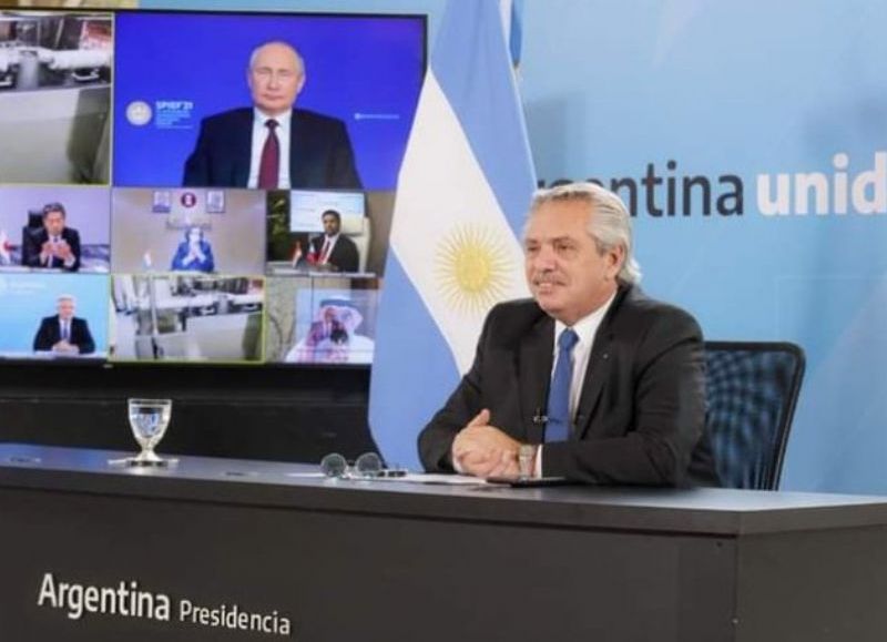 Alberto Fernández junto a Vladimir Putin, de manera virtual.