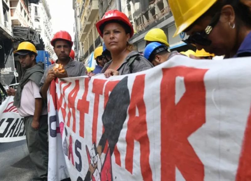 Los trabajadores de Agua y Saneamiento afectados por los recortes, la paralización de obras y el achique de personal llevarán a cabo medidas de fuerza contra la empresa estatal.