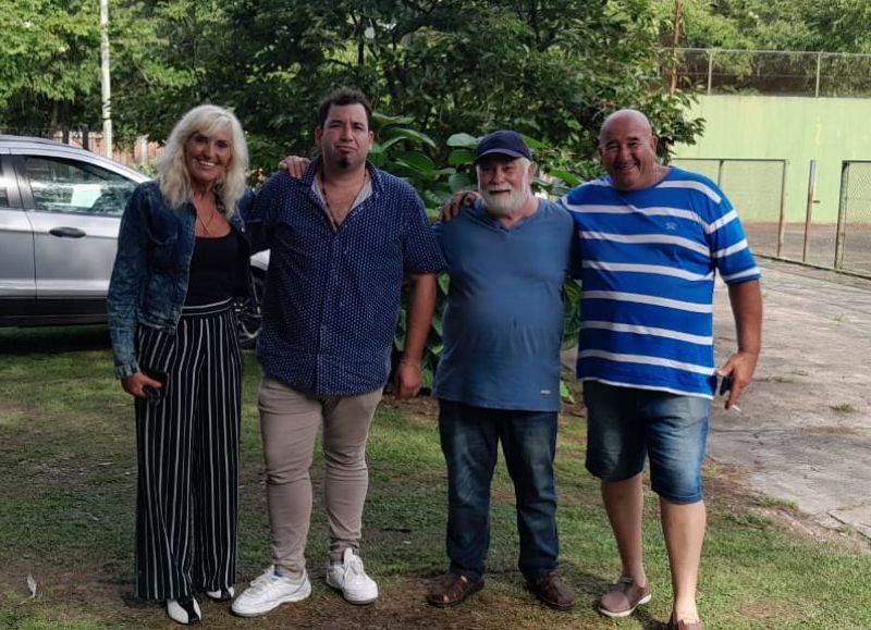 Con el presidente de La Casa del Pueblo Humberto "Tano" Ruffolo, Alberto Delgado, el doctor Carlos Ortelli, Cristian Suárez, Nicolás Saavedra y Raúl Suárez.