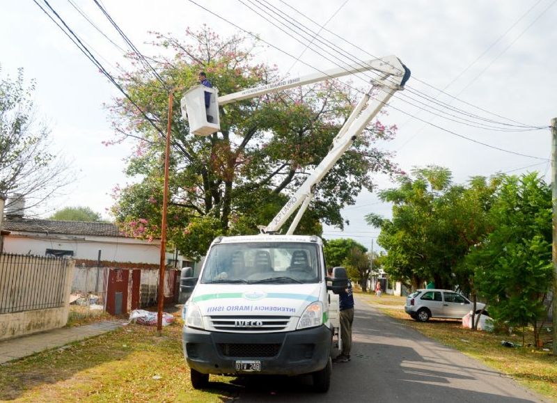 La Dirección de Electromecánica e Iluminación llevamos a cabo la instalación de nuevas luminarias LED para la calle Alem, desde Pueyrredón hasta Arricau.