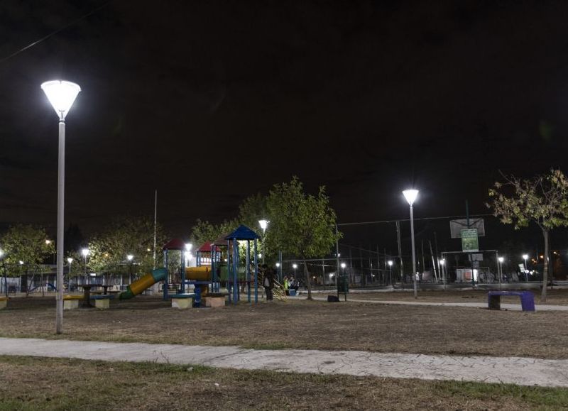 La Secretaría de Obras y Servicios Públicos de Merlo realizó la renovación de las luminarias en la Plaza Barrio el Vivero en la localidad de Pontevedra.