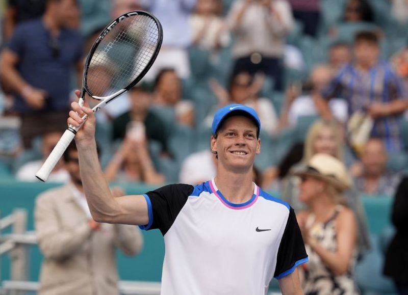 El italiano Jannik Sinner venció al búlgaro Grigor Dimitrov en la final del torneo, y logró desplazar a Carlos Alcaraz en el ranking de la ATP, quedando solo por debajo del imbatible Novak Djokovic.