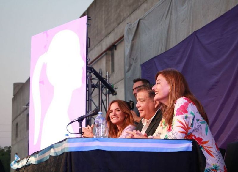 Mario Ishii junto a la ministra de Desarrollo Social de la Nación, Victoria Tolosa Paz y la ministra de las Mujeres, Políticas de Género y Diversidad Sexual de la provincia de Buenos Aires, Estela Díaz.