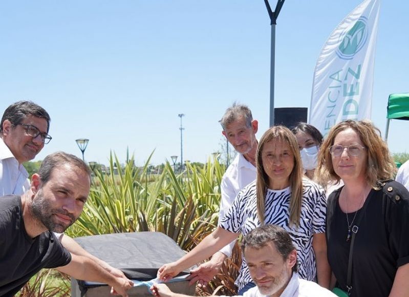 Se descubrió una placa conmemorativa en el Parque de la Unidad Nacional de Libertad.