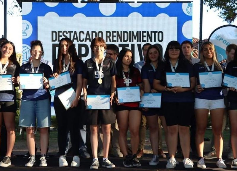 Este lunes se brindó un reconocimiento a alumnos y docentes que participaron y ganaron en los Juegos Bonaerenses y en las Olimpiadas Estudiantiles.