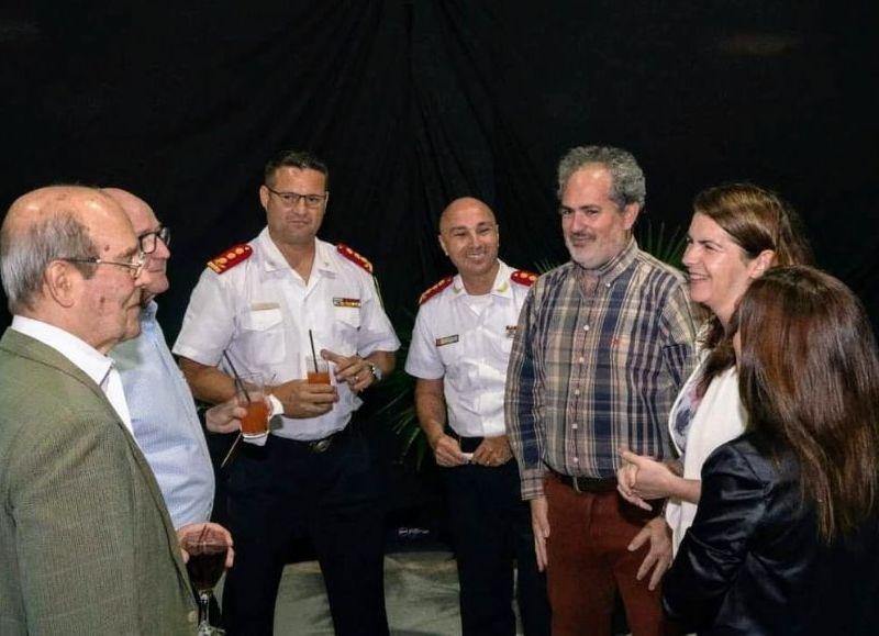 La situación en los destacamentos y el Cuartel Central de Bomberos Voluntarios de Moreno, sigue dando tela para cortar y, en este caso en particular, la intendenta Mariel Fernández continúa sin dar explciaciones.