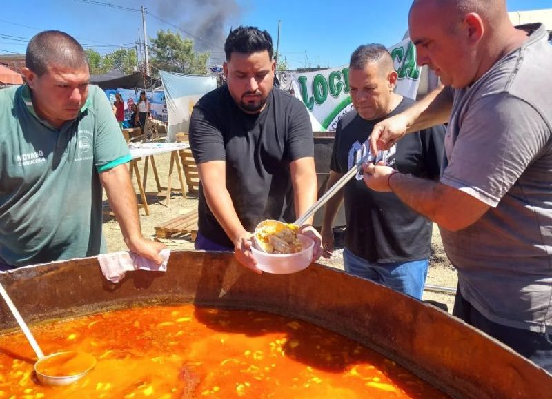 El mediodía del jueves, camioneros brindaron ayuda a aquellos en situación de vulnerabilidad alimentaria en Lomas de Zamora.