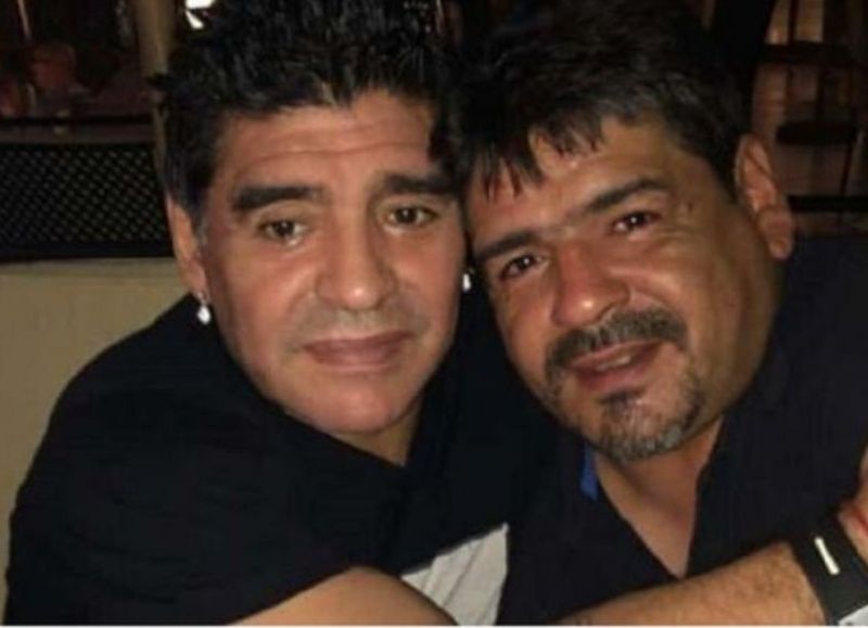Diego Maradona abrazado junto a Hugo.