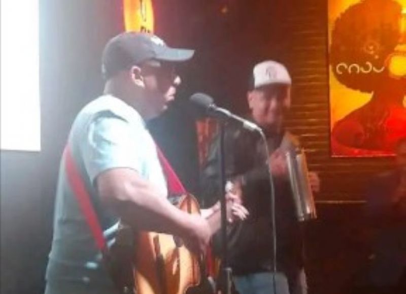 El cantante Javi Agüero impulsa su carrera con el estreno de "Casita Blanca" y nuevos shows en vivo