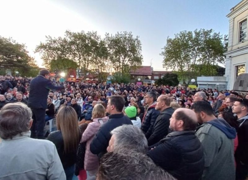 El diputado nacional de la UCR, Facundo Manes, encabezó este viernes un acto con la militancia y dirigentes radicales en la Plaza del Agua.