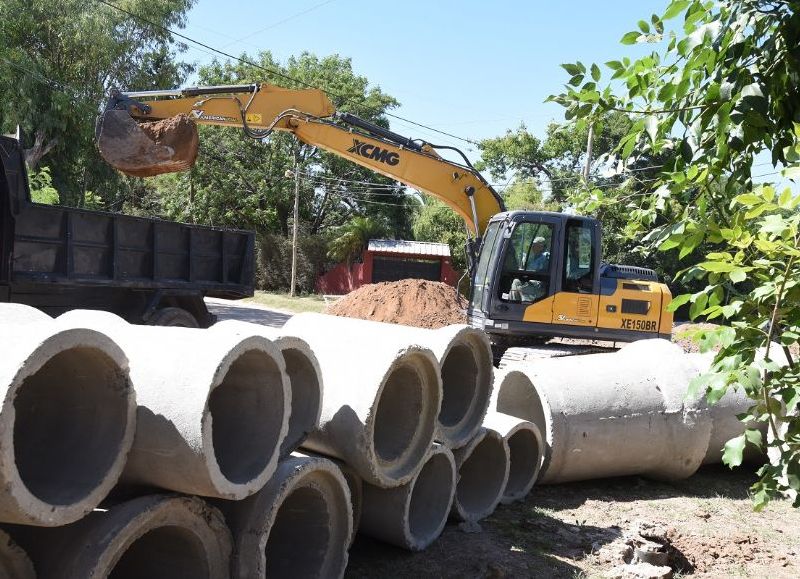 El objetivo de la misma es lograr drenar correctamente la cuenca del Arroyo y garantizar el acceso y circulación en la zona post lluvias para evitar anegamientos y beneficiar a más de 70 mil vecinos y vecinas.