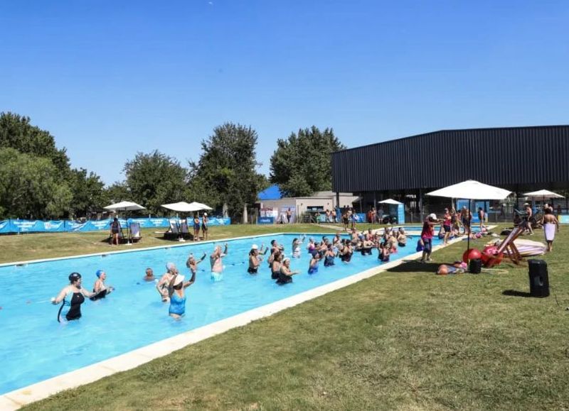 La Municipalidad de Pilar informó que "en el Club Municipal Peruzzotti vivimos una mañana llena de alegría y movimiento con la clase de aqua gym para todos los adultos y adultas mayores de la localidad".