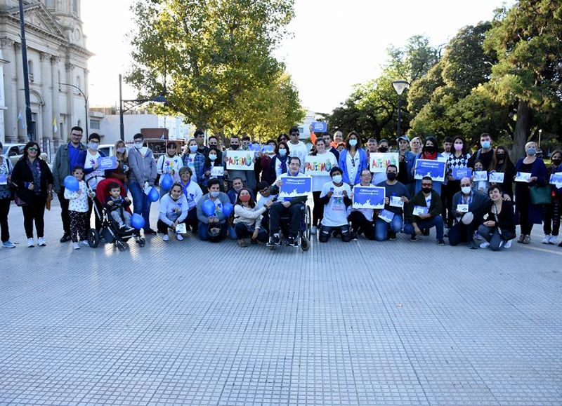 Desde la Secretaría de Derechos Humanos, Género y Diversidad Sexual municipal, en conjunto con la Dirección de Discapacidad y la Secretaría de Salud, se desarrolló un acto con el fin de visibilizar y concientizar sobre el Día del Autismo.