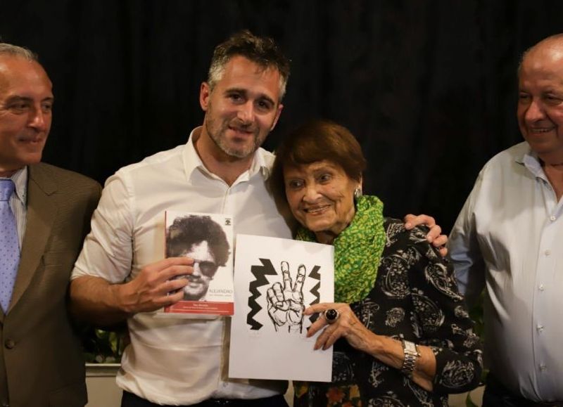 El intendente Federico Achával recibió el Premio Taty Almeida, otorgado por el Centro Cultural Azucena, en reconocimiento por su gestión municipal.