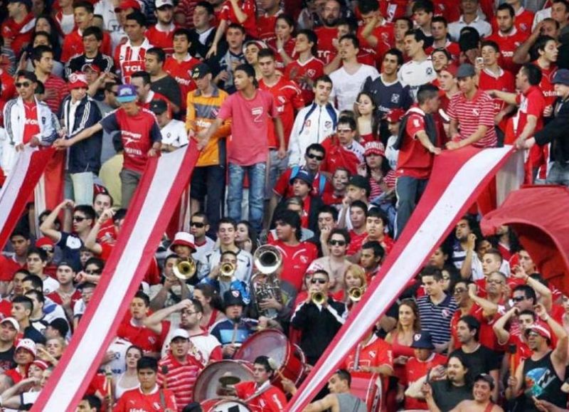 Además de "charlar" con los referentes, los barrabravas se llevaron camisetas de utilería.