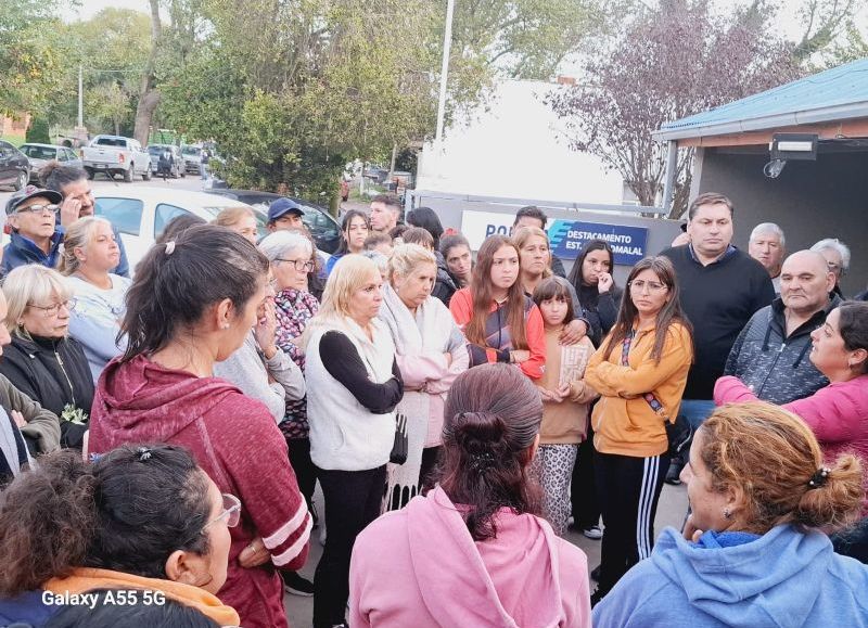Habló con los vecinos y llevó herramientas para la seguridad y salud.