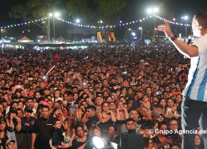 Durante este fin de semana la Secretaría de Desarrollo Económico Sustentable realizó una nueva edición de la Feria que ya es un clásico en Merlo, y que contó con la participación de bandas reconocidas en el país.