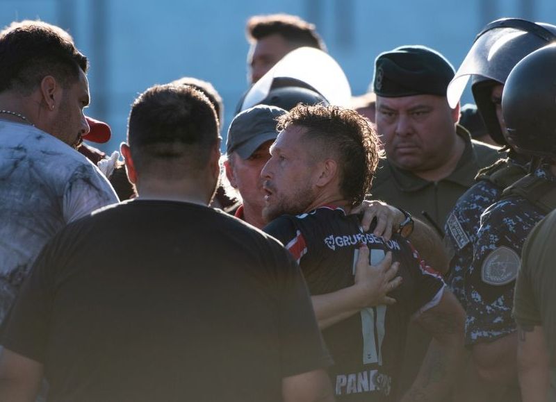 El cruce entre el “Matador” y el “Funebrero” había sido interrumpido luego de que desde las tribunas le arrojaran un botellazo al futbolista Fernando Brandán.