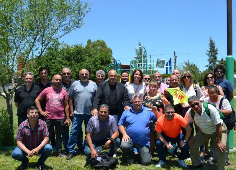 Durante la actividad, conversó con comerciantes del centro y mantuvo un encuentro con vecinos en la Plaza “Las Golondrinas”, de esa ciudad.