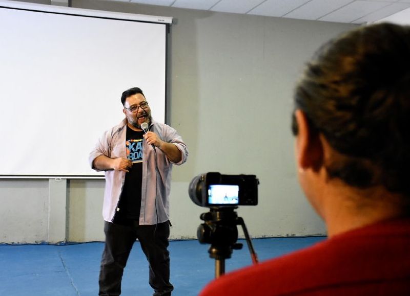 El taller de Stand Up Comedy es de cursada trimestral, donde los alumnos y profesores trabajan el humor de observación sobre temas cotidianos para desarrollar, así, un sentido agudo, divertido y ocurrente sobre la realidad.