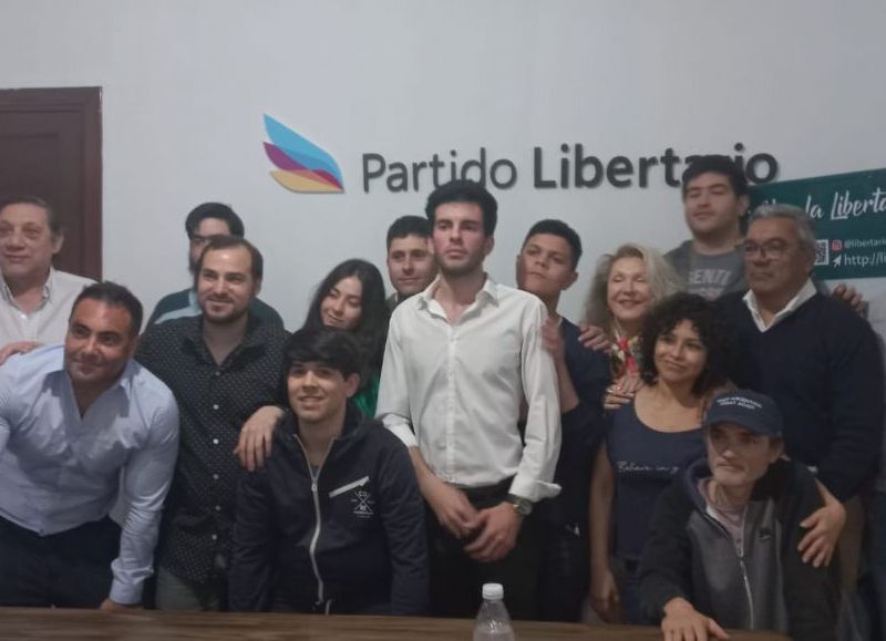 En la sede del Partido Libertario ubicada en Diagonal 74 entre 5 y 6, el dirigente Marcelo Peña realizó la presentación del equipo técnico que acompaña al diputado nacional y candidato a presidente Javier Milei.