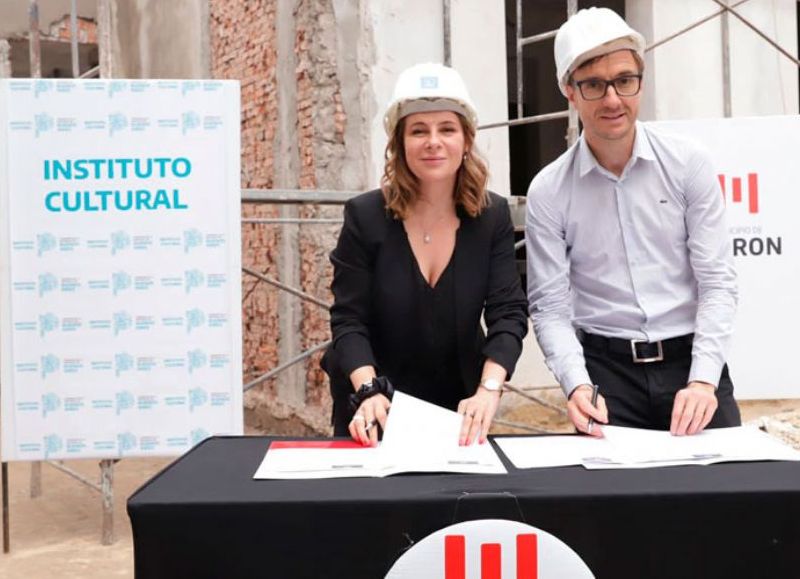 La presidenta del Instituto Cultural de la Provincia de Buenos Aires, Florencia Saintout y el intendente de Morón, Lucas Hernán Ghi firmaron el Convenio Marco de colaboración recíproca de la Casa de María Elena Walsh.