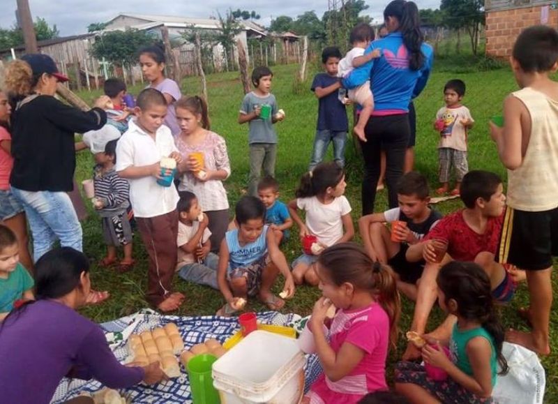 Más de 100 chicos toman la merienda en la vereda tras el desalojo

