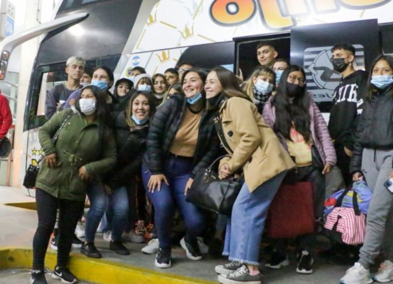 Este martes comenzaron los Viajes de Fin de Curso financiados por la Provincia para jóvenes que terminaron la escuela secundaria el año pasado.