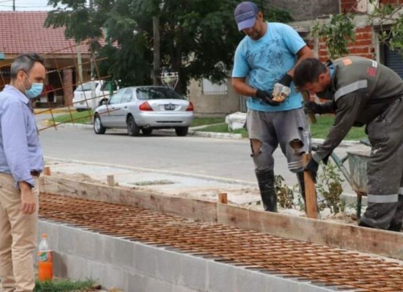 Se trabaja en el embaldosado perimetral, veredas e iluminación.